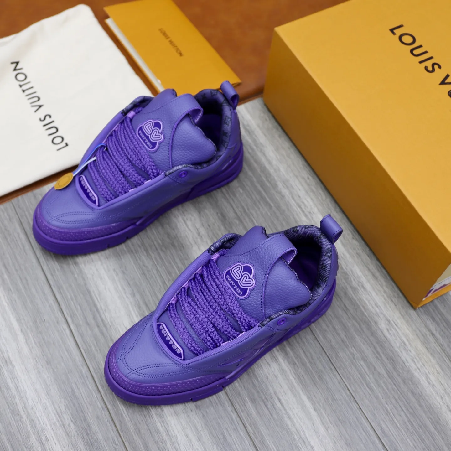 Men's shoes 💰: 860💰 LV Louis Vuitton TRAINER new sneakers are shipped. Louis Vuitton men's artistic director Virgil Abloh took inspiration to create this LV Trainer sneaker. Yingze crystal inlays present a colorful effect, with two gorgeous effect colors to choose from. The LV diamond letter logo badge on the tongue is gorgeous and noble. The LV letters are decorated on the side. The outsole is decorated with a Monogram flower pattern. It shows the trend of elegance and nobility! Men's model: 39-44 (38, 45, 46 customized)